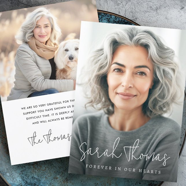 Namn för alltid i våra hjärtan på fotobegravningss tack kort (Name forever in our hearts photo funeral sympathy thank you card)