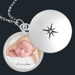 Namn för personligbabyfoto berlockhalsband<br><div class="desc">Perfekten för den nya modern,  skräddarsy denna locket med henne det newborns fotoet och namnger. Tillfoga annan text,  som du skulle något liknande.</div>