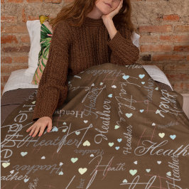 namn initialer och hjärtan som reproduceras längs  fleecefilt