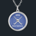 Namn Jersey för personliglandhockeylaget numrerar Silverpläterat Halsband<br><div class="desc">Denna personliglandhockeydesign presenterar 2 korsade landhockeypinnar, en boll, och ditt spelare eller lagledare namn, lagnamn och jerseyen numrerar. Personifiera bakgrundsfärgen för att matcha dina lagfärger - klicka precis på "skräddarsy" och därefter den små ögadroppglassen. Detta gör en perfekt för en avsluta av säsongminnesminnessaken för laget, lagledaren eller landhockeyfläkten. Kontrollera ut...</div>