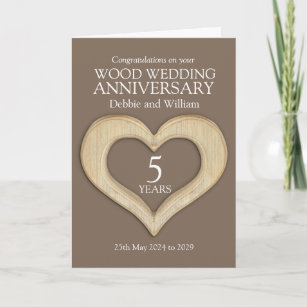 Namn-kort för trähjärta 5:e bröllop-årsdagen kort