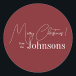 Namn Maroon, Jul Modern Family Runt Klistermärke<br><div class="desc">Detta är ett modernt God jul-mönster. Det är i trenden med maron/burgundi och har budskapet "God jul! från Johnsons". Perfekt för din julklapp, sändningstillbehör, kuvertsälar och fester gynnar sälar den här festsäsongen. Om du vill anpassa dig lägger du bara till ditt namn i textrutan Anpassa. Här kan du också ändra...</div>