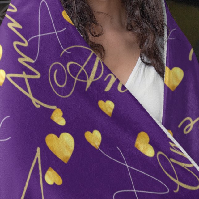Namn med Guld Hearts över Lila Typografi Fleecefilt (Skapare uppladdad)