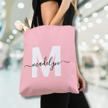 Namn Monogram för  Rosa Elegant Tygkasse<br><div class="desc">Personlig Girly Rosa and White Trendig Modern Script Namn Monogram Tote Bag. Lägg till en mjuk och feminin beröring i stil med den här chicen och en lekfull väska. Med en rosa och en fetstilt vit inledning (utan shimmer eller folie), parad med ett slimmat svart skript med namn monogram, blandar...</div>
