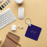 namn monogram klassisk minimalistisk blått och vit nyckelring<br><div class="desc">På framsidan visas namn monogram i vit kalligrafi och typografi med blå bakgrund.</div>