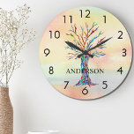 Namn Monogram Rainbow Träd Stor Klocka<br><div class="desc">Denna färgfulla väggklocka dekoreras med ett mosaiskt träd i regnbågens färg på en vattenfärgsbakgrund. Anpassade enkelt med ditt namn eller monogram. Eftersom vi skapar vår egen teckning kommer du inte att hitta just den här bilden från andra designers. Original Mosaic and Watercolor © Michele Davies.</div>