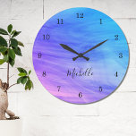 Namn Monogram Rosa Lila Blue Large Clock Stor Klocka<br><div class="desc">Denna färgstarka väggsklocka är dekorerad med ett snävt mönster i rosa,  blått och lila.
Anpassade enkelt med ditt namn eller monogram.
Använda alternativet Anpassa ytterligare om du vill ändra texten storlekt,  stil eller färg om du vill.</div>