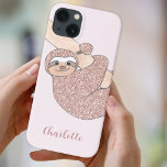 Namn Monogram Rosa Sloth<br><div class="desc">Det här söta telefonfodralet dekoreras med en  rosa glitter hängning från gren. Enkelt anpassade. Använda Verktyg i Design om du vill ändra texten storlekt,  stil eller färg. När vi skapar vår teckning hittar du inte den här bilden från andra designers. Ursprunglig vattenfärg © Michele Davies.</div>
