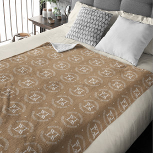 Namn Monogram stämplat över Light Brown Fleecefilt