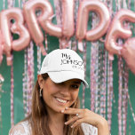 Namn Newlyged Bride Monogram Keps<br><div class="desc">Den här designen kan vara personlig i det område som tillhandahålls genom att ändra fotot och/eller text. Du kan också anpassa den genom att klicka på Anpassa den här mallen och sedan välja klicka för att anpassa ytterligare alternativ och ta bort eller ändra färg i bakgrunden, lägga till text, ändra...</div>