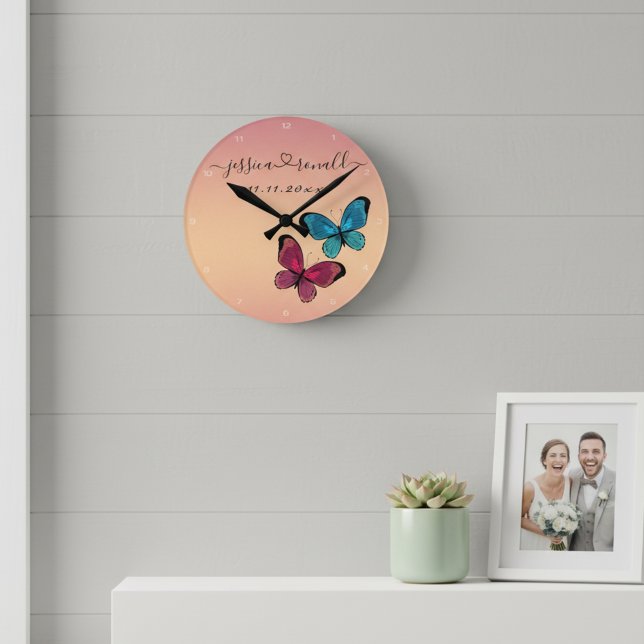 Namn och datum bröllopsgåva personlig rosa guld rund klocka (Stylish personalized wall clock for newlyweds. Rose gold chic and delicate butterflies.)
