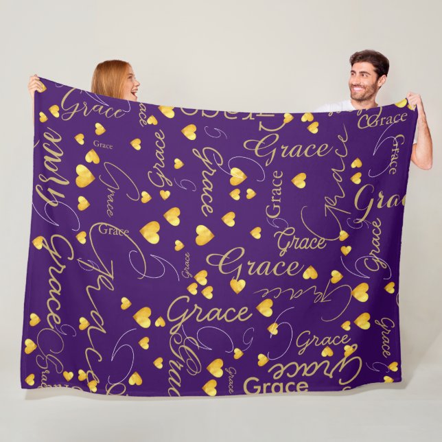 Namn och Guld Hearts över hela lila typografi Fleecefilt (På plats)