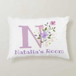 Namn och Initial på en Blommigt Design. Söt Prydnadskudde
