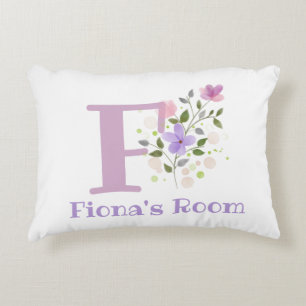Namn och Initial på en Blommigt Design. Söt Prydnadskudde