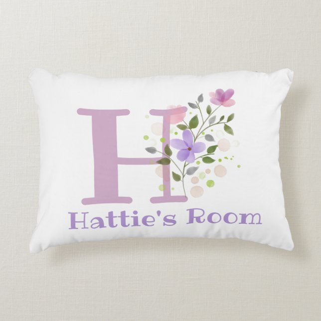 Namn och Initial på en Blommigt Design. Söt Prydnadskudde (Framsidan)