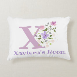 Namn och Initial på en Blommigt Design. Söt Prydnadskudde