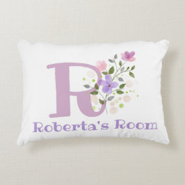 Namn och Initial på en Blommigt Design. Söt Prydnadskudde