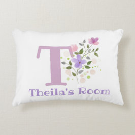 Namn och Initial på en Blommigt Design. Söt Prydnadskudde