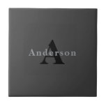 Namn och Monogram | Mörk Grått Kakelplatta<br><div class="desc">Snyggt tittar,  eget namn läggs över monogram.</div>
