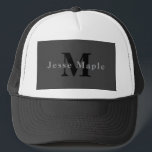 Namn och Monogram | Mörk Grått Keps<br><div class="desc">Snyggt tittar,  eget namn läggs över monogram.</div>