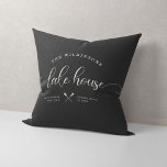 Namn-penselskript för Modern Sjö House Grått  Kudde<br><div class="desc">Modern chic-penselskript som läser SJÖ HOUSE bredvid din familj namn i en trendig-typografidriven design. Underbar anpassningsbar,  inredningskudda för ditt hem från andra sidan hemmet. Både romantisk och snyggt,  vår neutralt grått-kudde med kol har en söt kanoillustration mellan din plats och det år som fastställts.</div>
