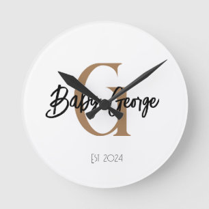 namn personifierar baby monogram i form av en gåva rund klocka