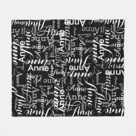 Namn tryckt i vit över en svart fleecefilt