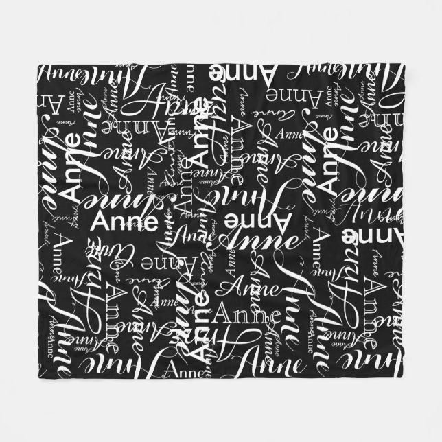 Namn tryckt i vit över en svart fleecefilt (Framsidan (Horisontell))