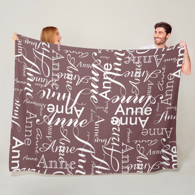 Namn tryckt i vitt över en eldtegel fleecefilt (På plats)