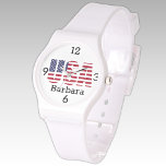 Namn, USA Stars & Rand White Silicone Strap Armbandsur<br><div class="desc">Bästa pris! USA flagga stencil på detta trendig-klocka med ett sportiskt,  vitt kisellåsbeslag och personlig namn. Ändra enkelt namn,  ersätt med initialer eller ta bort med hjälp av mallen. Det finns också en klar och svart bandklocka. Utskriften på dessa klockor är utmärkt.</div>
