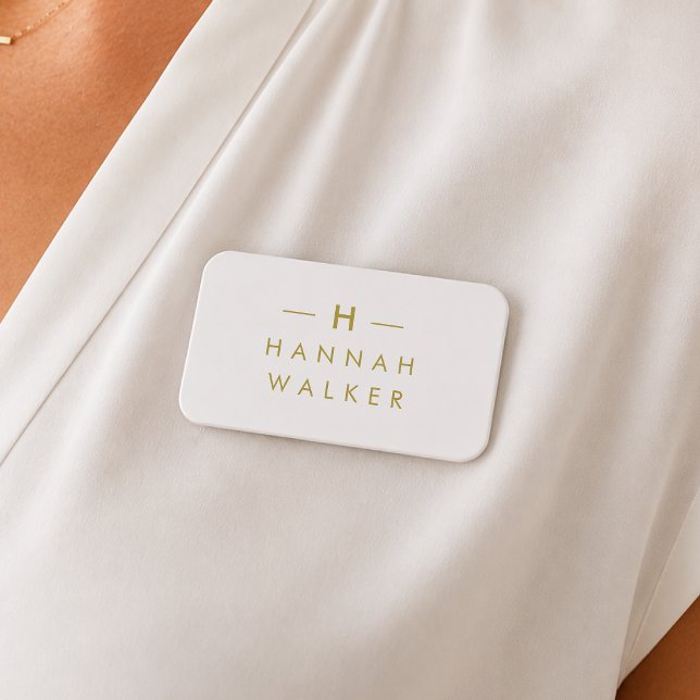 Namnskylt | Elegant grå guld magnetisk personalmär Namnbricka (Gray magnetic staff name badge with gold text for offices, hotels, clinics, and events.)