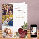 Nana 3 Foto Röd ros födelsedagen Kort<br><div class="desc">Anpassningsbarnas fotofödelsedagskort för en speciellare Nana. Formuleringen är redigerbar om du vill byta NANA till farmor,  mamma eller spelar ingen roll. Du kan också redigera meddelandet och naturligtvis lägga till tre av dina favoritfoton på framsidan. Designen innehåller röd ros och blommor och typografi av eleganten.</div>