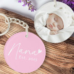 Nana Est-års handskrivet skript, hjärtfoto rosa<br><div class="desc">Rosa fotonyckelkedja med texten "Nana" i ett handskrivet stil-skript med ett litet hjärta i slutet och det närmast följande året.</div>