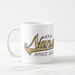 Nana farmor Mugg "AKA Nana sen..."<br><div class="desc">Nana farmor Mugg "AKA Nana sen... " Anpassa genom att ta bort "AKA Nana sedan 2009" och "Vi kärlek dig så mycket, Steven, Sarah, Karen, Robbie och Shana." Välj sedan ditt favoritteckensnitt stil, storlekt, färg och formulering för att anpassa mugg! Skapa en enkel gåva genom att lägga till några godis...</div>