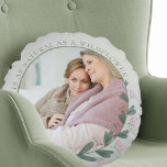 Nana Kärlek Photo Rosa Wildblomma Blommigt Ram Rund Kudde<br><div class="desc">Fotokuddar med anpassningsbar som du kan anpassa för vem som helst eller tillfälle. Fotomallen är inställd så att du kan lägga till bild, som visas i rund form. Den här eleganten och den här finstilta designen har en blommigt foto ram med blommor och grönska av rosa vild. Om du har...</div>