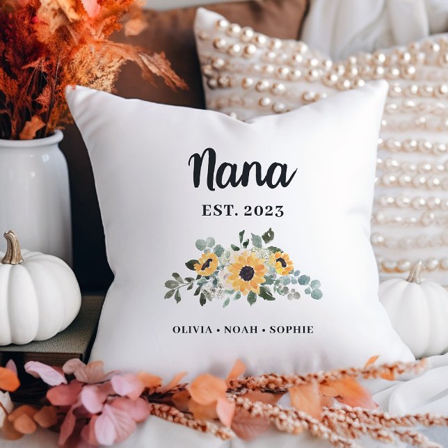 Nana | Söt Rustic Solros och Namn Kudde (A pretty, rustic keepsake pillow with sunflowers for your Nana)