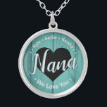 Nana We Kärlek You Barnbarn Namn Necklace Silverpläterat Halsband<br><div class="desc">Nana We Kärlek Du personlig stora barn namn mall. Lätt att använda,  byt bara ut de stora barnen namn mot dina egna barn.  All text är olåst och anpassade vid behov. Bakgrund för kute av rostfritt trä.</div>