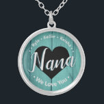 Nana We Kärlek You Barnbarn Namn Necklace Silverpläterat Halsband<br><div class="desc">Nana We Kärlek Du personlig stora barn namn mall. Lätt att använda,  byt bara ut de stora barnen namn mot dina egna barn.  All text är olåst och anpassade vid behov. Bakgrund för kute av rostfritt trä.</div>