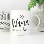 Nana Year Etablated Grandma Kaffemugg<br><div class="desc">Skapa en söt keepsaké för mormor med den här enkla designen som innehåller "Nana" i handskisserade skript med text accentuerad med hjärtan. Anpassa henne till det år hon blev mormor för en söt Mors dag eller gravid-reklamgåva.</div>