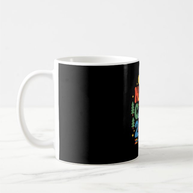 Nanas läger 2027 familjesemester sommarläger crew kaffemugg (Vänster)