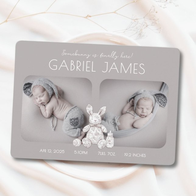 Nånbunny är här födelseattentkort inbjudningar (Elegant toile de jouy birth announcement featuring a bunny and newborn photos.)