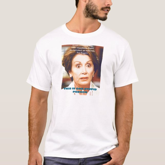 NANCY PELOSI- EN DUM PERSON T SHIRT (Framsida)