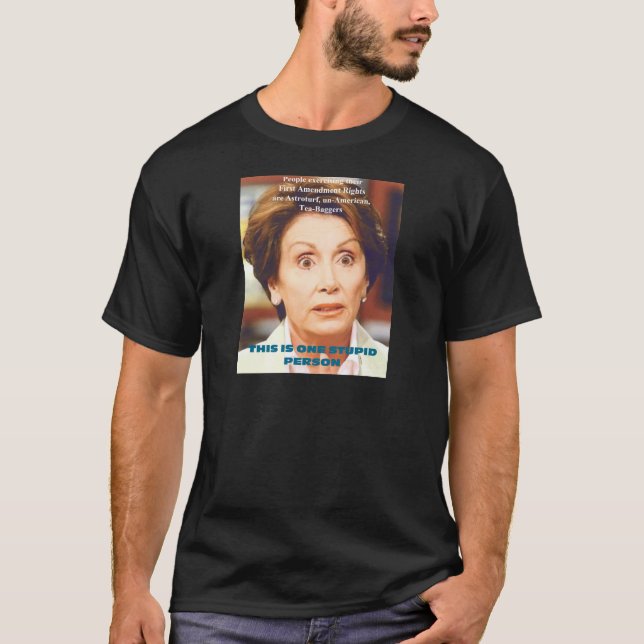 NANCY PELOSI- EN DUM PERSON TEE (Framsida)
