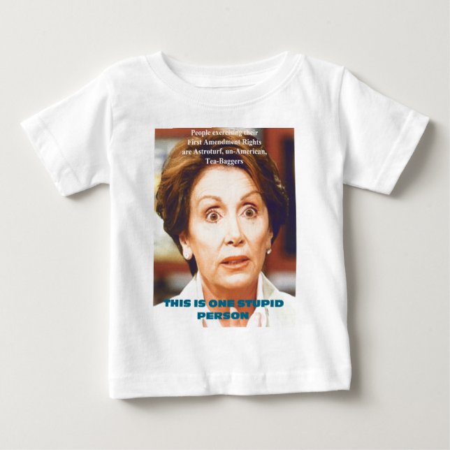 NANCY PELOSI- EN DUM PERSON TEE (Framsida)