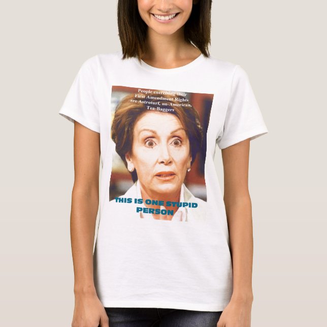 NANCY PELOSI- EN DUM PERSON TEE SHIRT (Framsida)