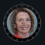 Nancy Pelosi Officiell Porträtt Dart Board Darttavla<br><div class="desc">Denna avstämningsnämnd kommer säkert att sätta igång party och kan leda till politiska " diskussioner",  men det är ändå roligt! Det är ett tecken på officiell Congressional porträtt i kongressledamoten Nancy Pelosi inom en svart cirkel i ram.</div>