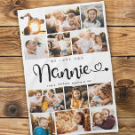 Nannie Vi Kärlek dig Hearts Modern Photo Collage Kökshandduk<br><div class="desc">Vi kärlek du Nannie! Cute, modern anpassningsbar, fotosamlingshandduk för att visa mormor hur älskad hon är. Vi kärlek skrev den här handskribentsymbolen med hjärtblommor, skapar det här en hjärtlig keepégåva till en älskad morförälder. Anpassa med 12 favoriter bilder och ditt personliga budskap och namn. Finns i många andra namn kan...</div>