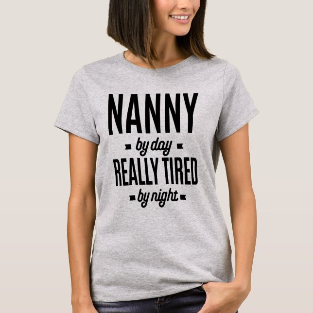 Nanny by Day Verkligen Tight by night T Shirt (Framsida)
