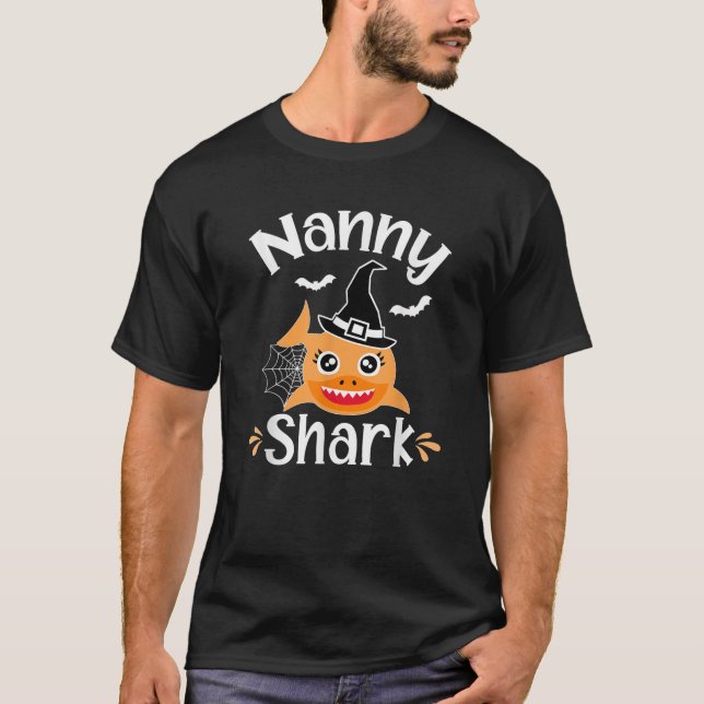 Nanny Shark Funny Halloween Nanny Grandma T Shirt (Framsida)