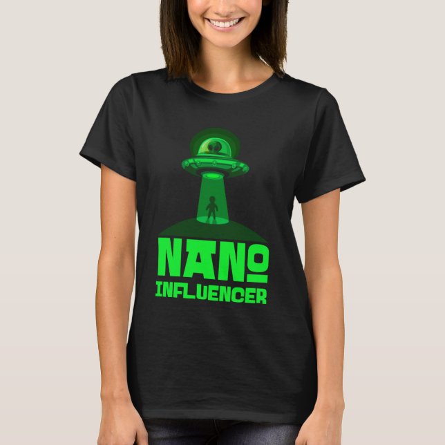 Nano Influencers Social Media Pun Alien Space T Shirt (Framsida)